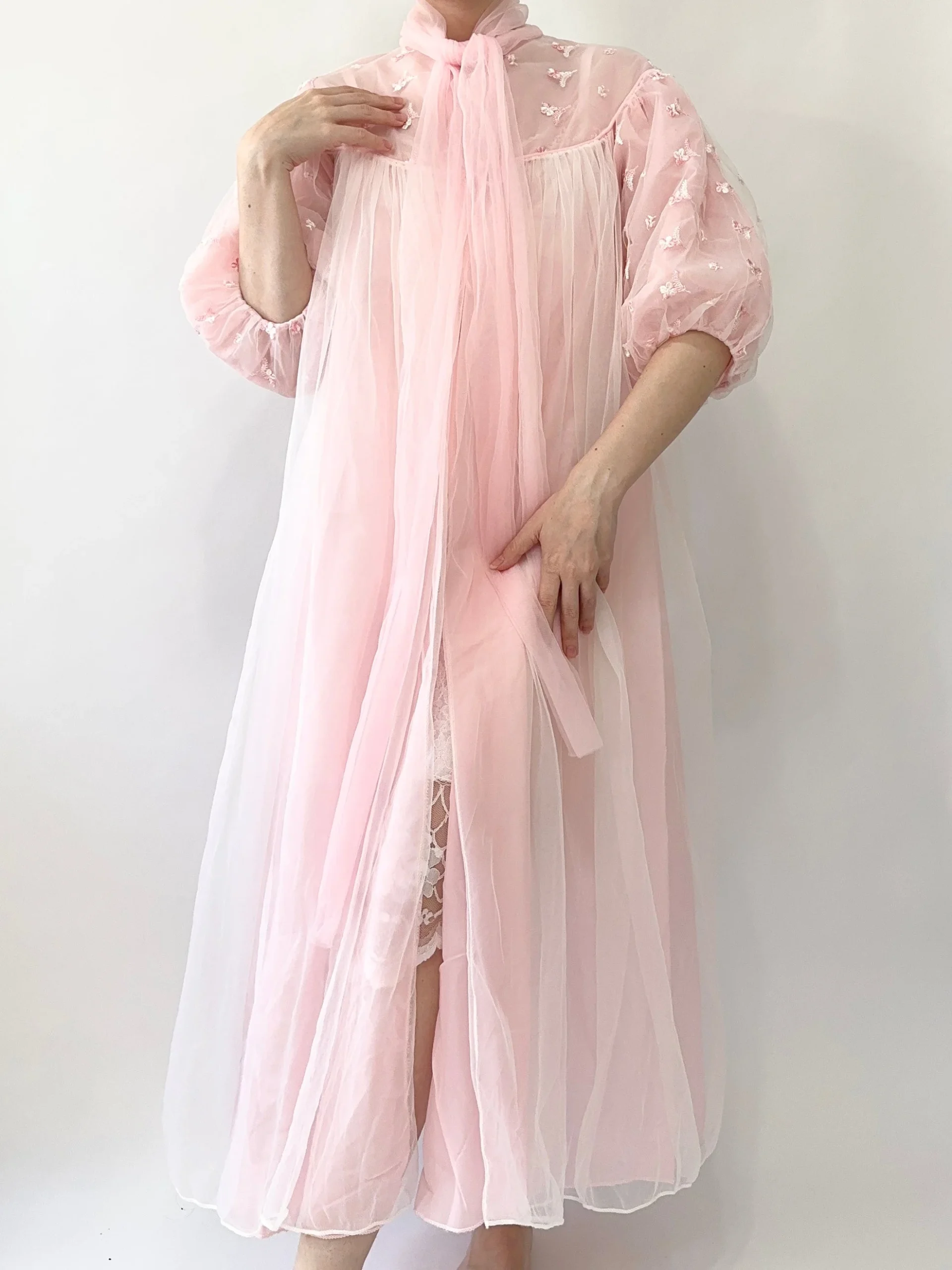 1950s Embroidered Puff Sleeve Peignoir (M)