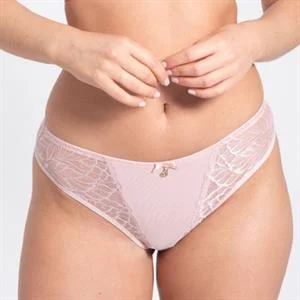 Amelia Thong