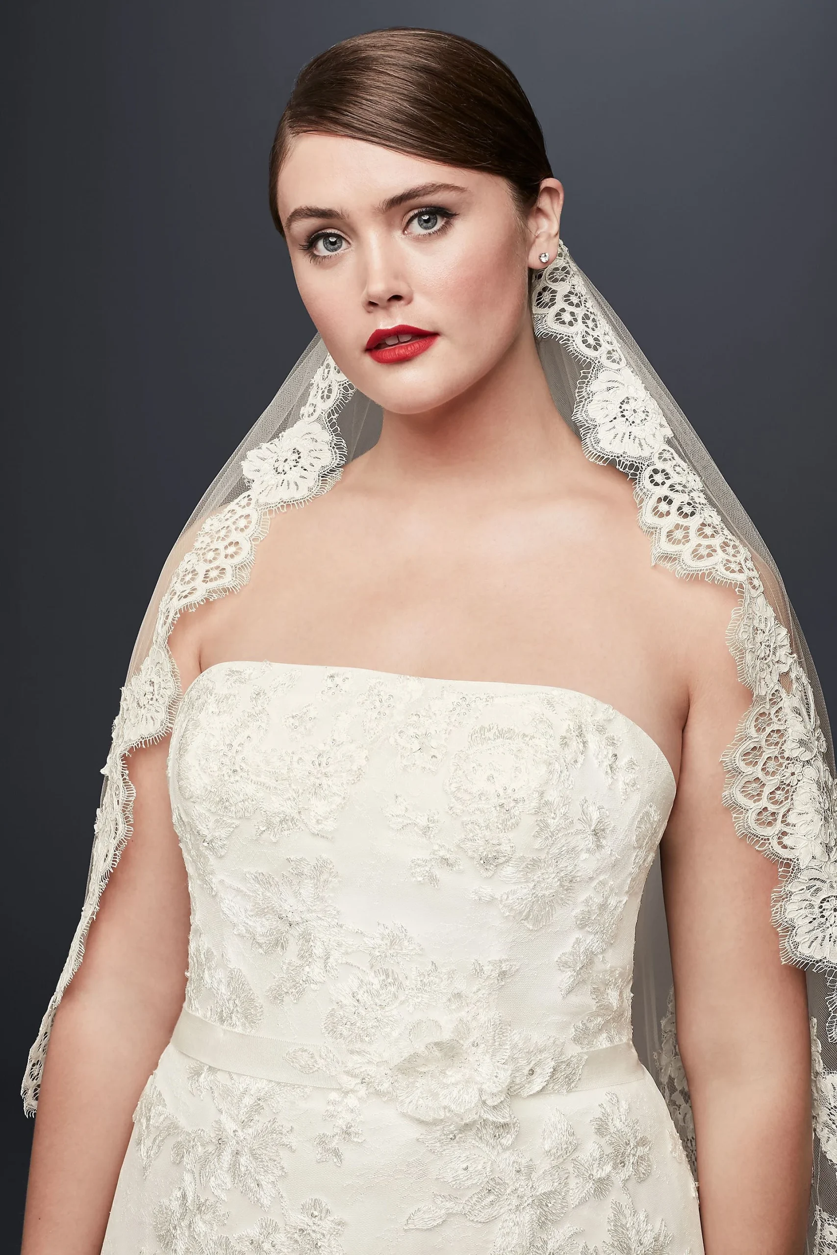 Mid Veil with Trailing Lace