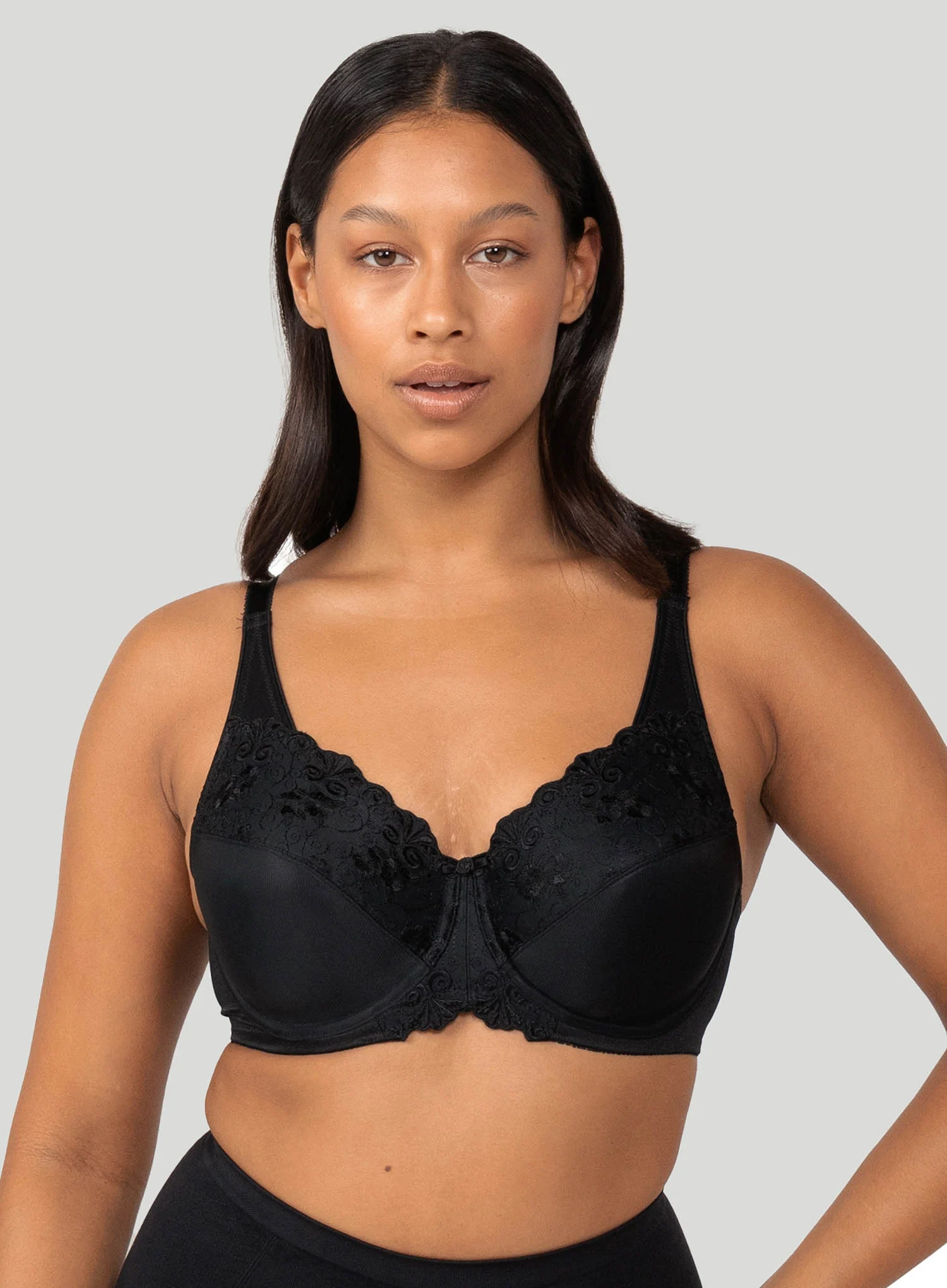 Triumph: Embroidered Minimiser Underwired Bra Black